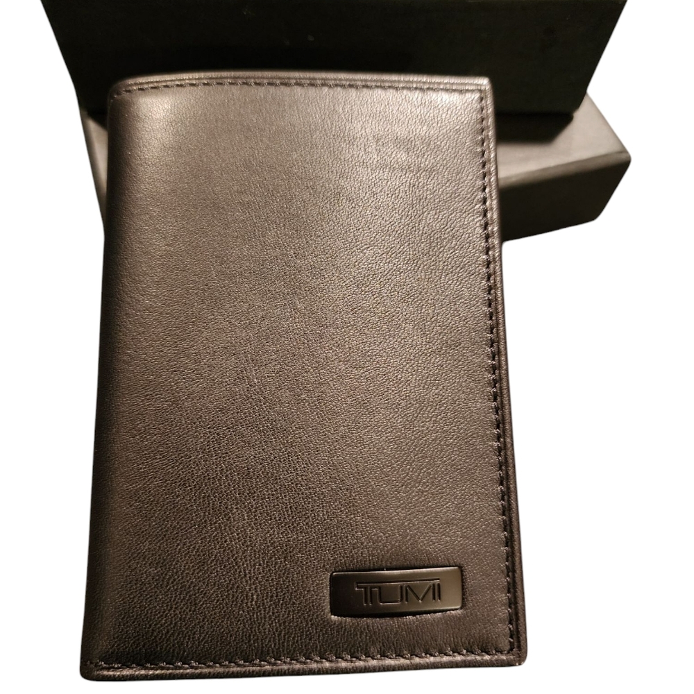 TUMI Black Leather Men's Gusseted Card Case  Wallet